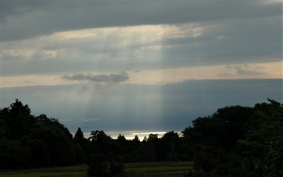 美保湾に降り注ぐ天使の光。梅雨時期に見られる美現象のひとつ。